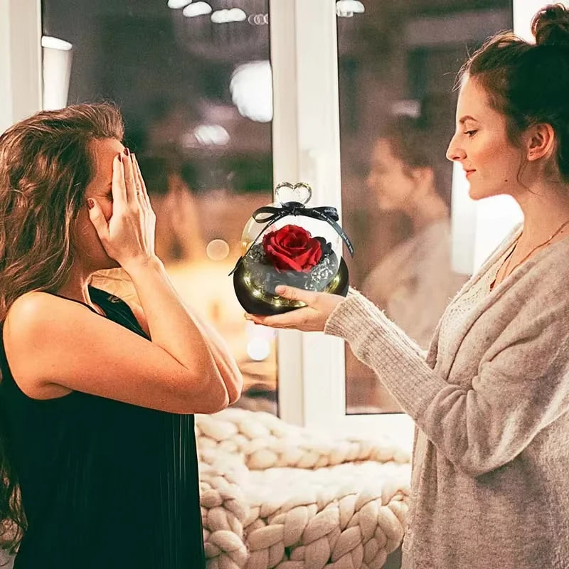 🌹 Szépség és Szörnyeteg Örök Rózsa Üvegkupóban LED-del 🌟 Örökké Megőrzött Természetes Virág – Tökéletes Valentin-napi, születésnapi és karácsonyi ajándék Neki 🎁
